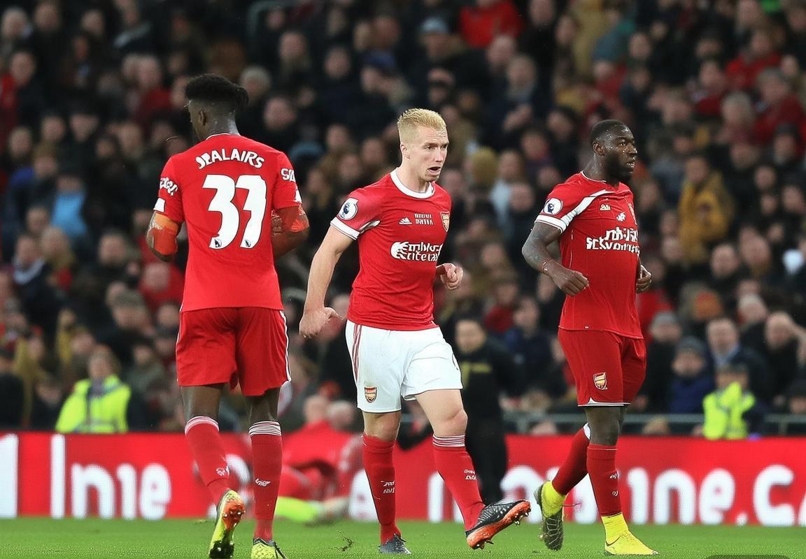 英超联赛争冠形势：阿森纳爆冷失利，曼城利物浦逼近，榜首之争白热化